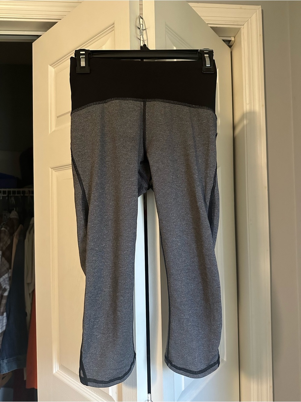 Women’s Lululemon Grey Athletic Capri Leggings with Black Waistband size 6